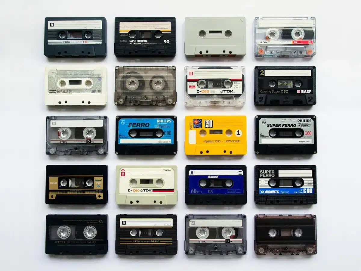 Oggetti degli anni '90: cassette e poster di concerti in una stanza