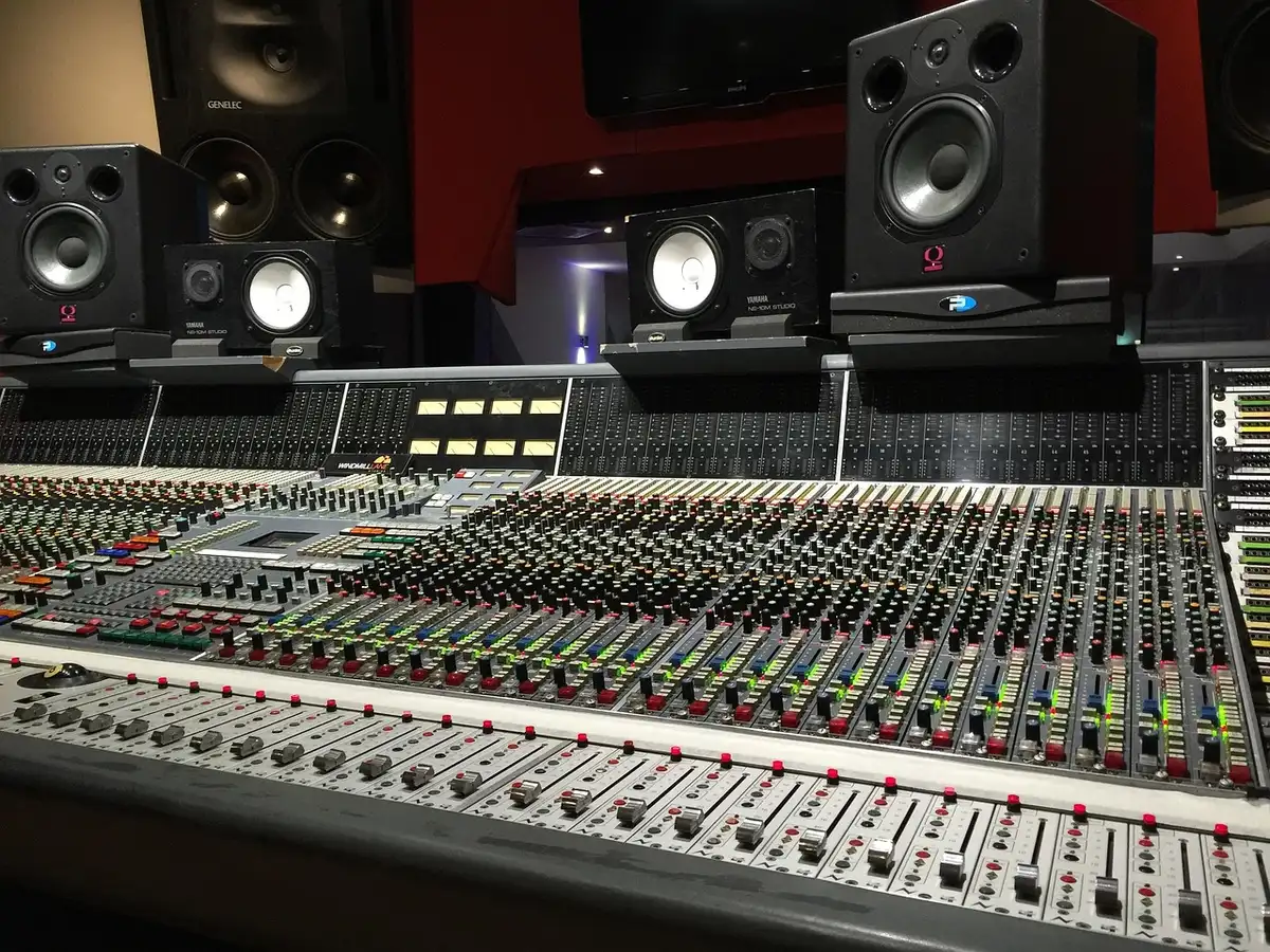 Compositore al mixer mentre lavora alla colonna sonora