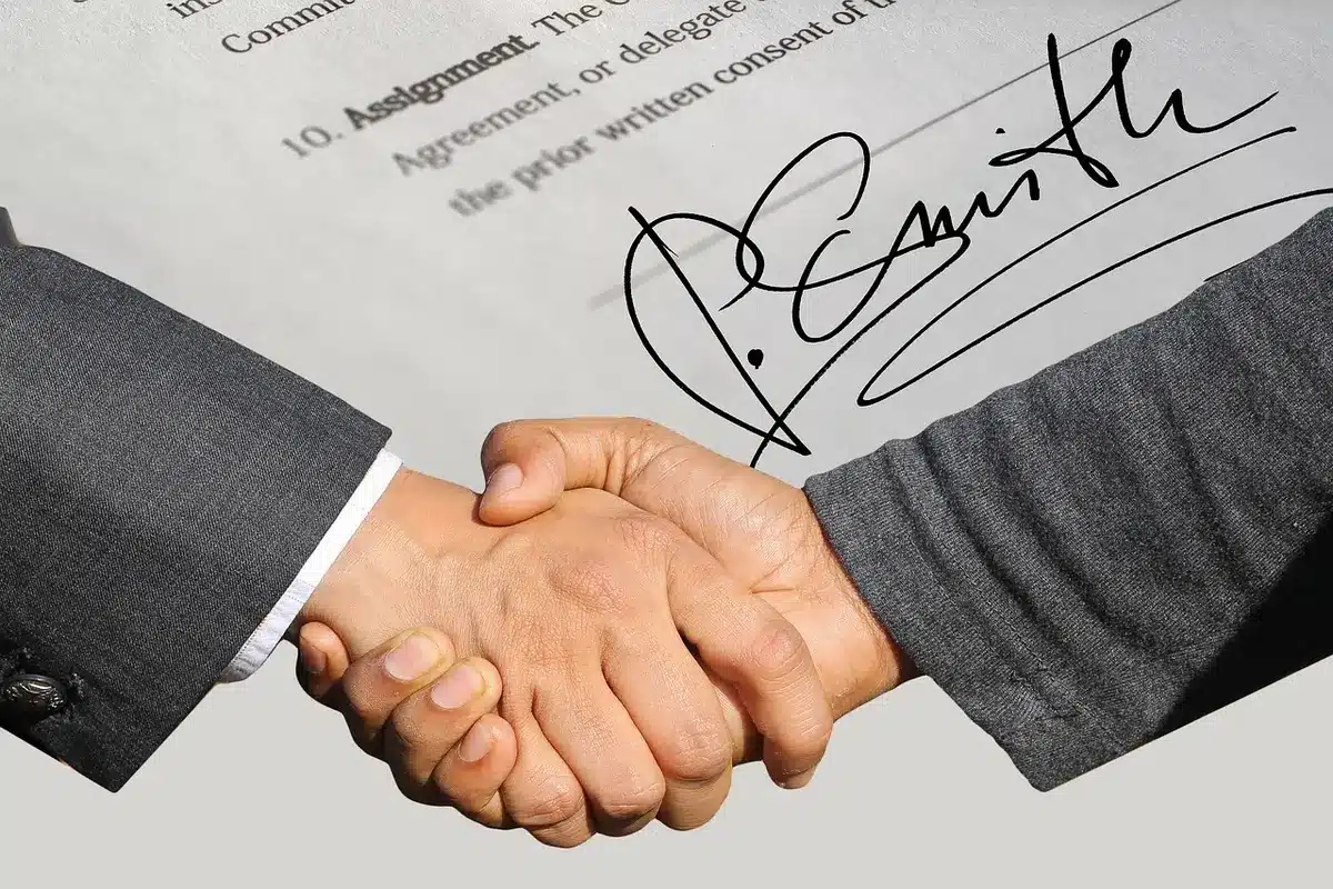 Mani che firmano un documento di consenso legale