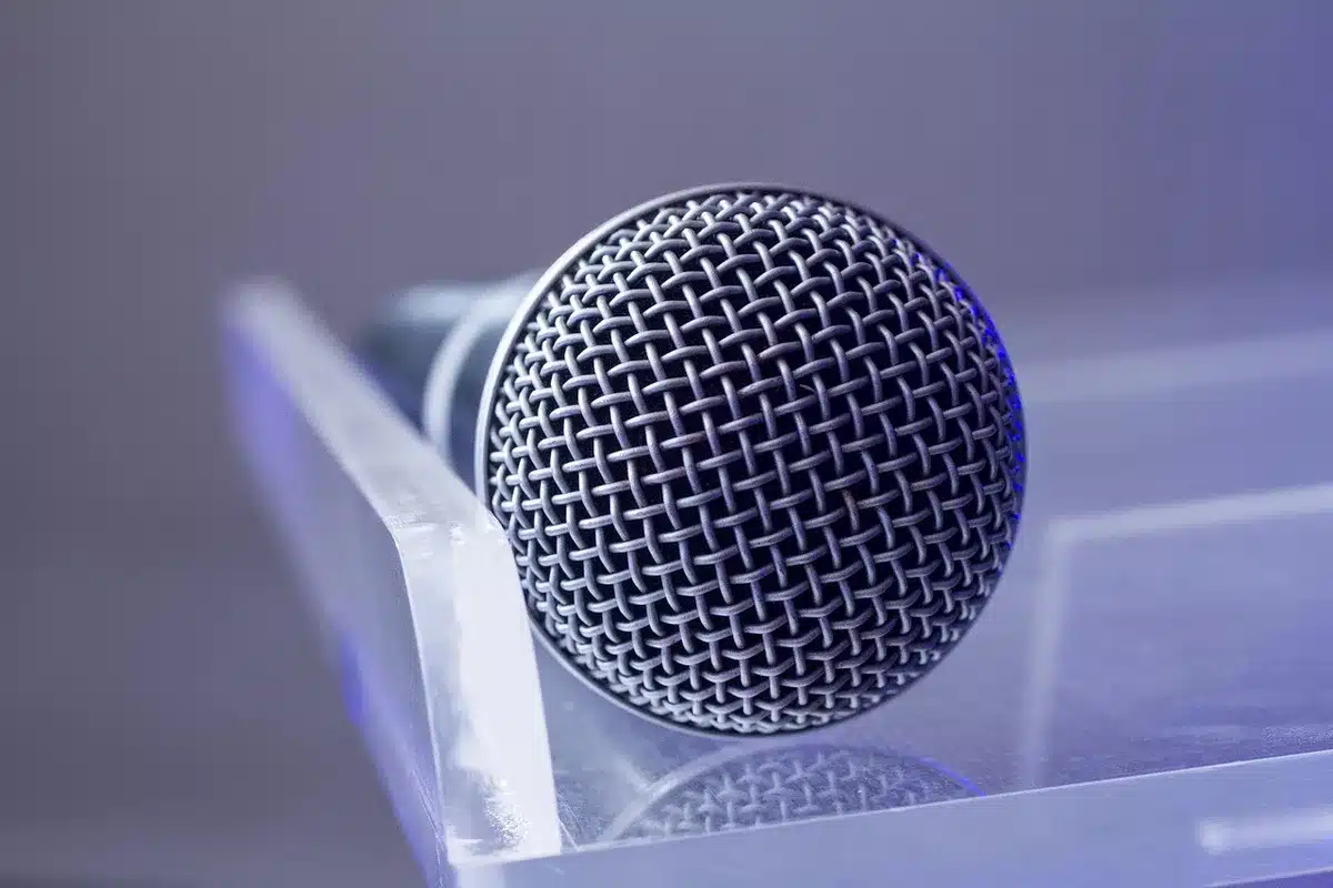 Microfono in studio e luci morbide, evocativo di un arrangiamento minimale