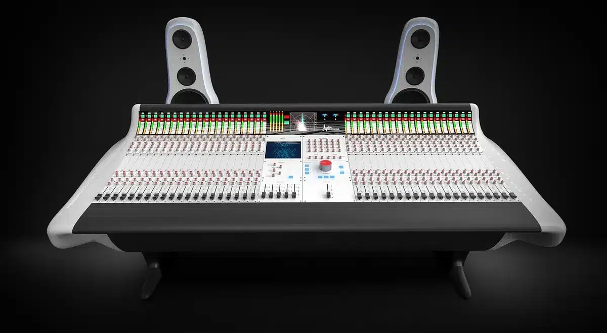 Console di mixaggio con luci e manopole, simbolo di arrangiamento e mixing pensato per lo streaming