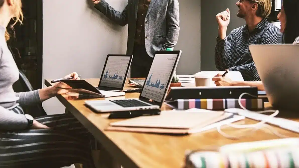 Staff di una piccola etichetta che discute una collaborazione su un tavolo