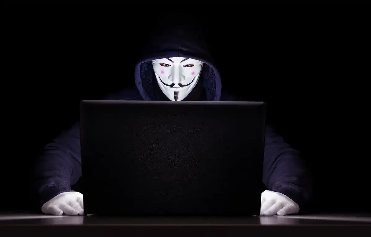 Persona che modifica una password sul portatile per sicurezza