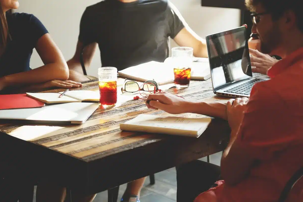 Documenti di budget e grafici che illustrano costi di produzione e marketing
