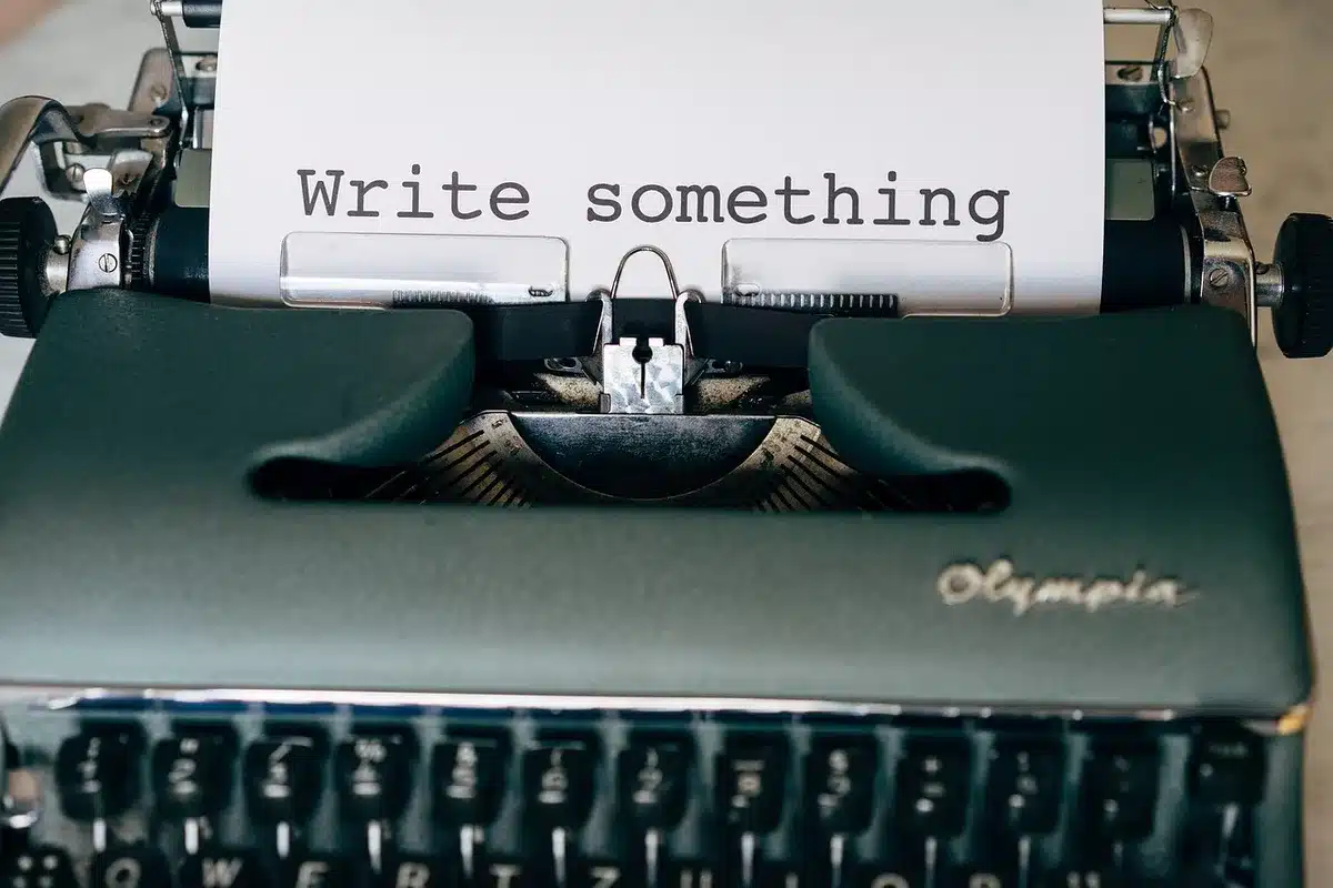 Manoscritti e macchina da scrivere che evocano processo narrativo