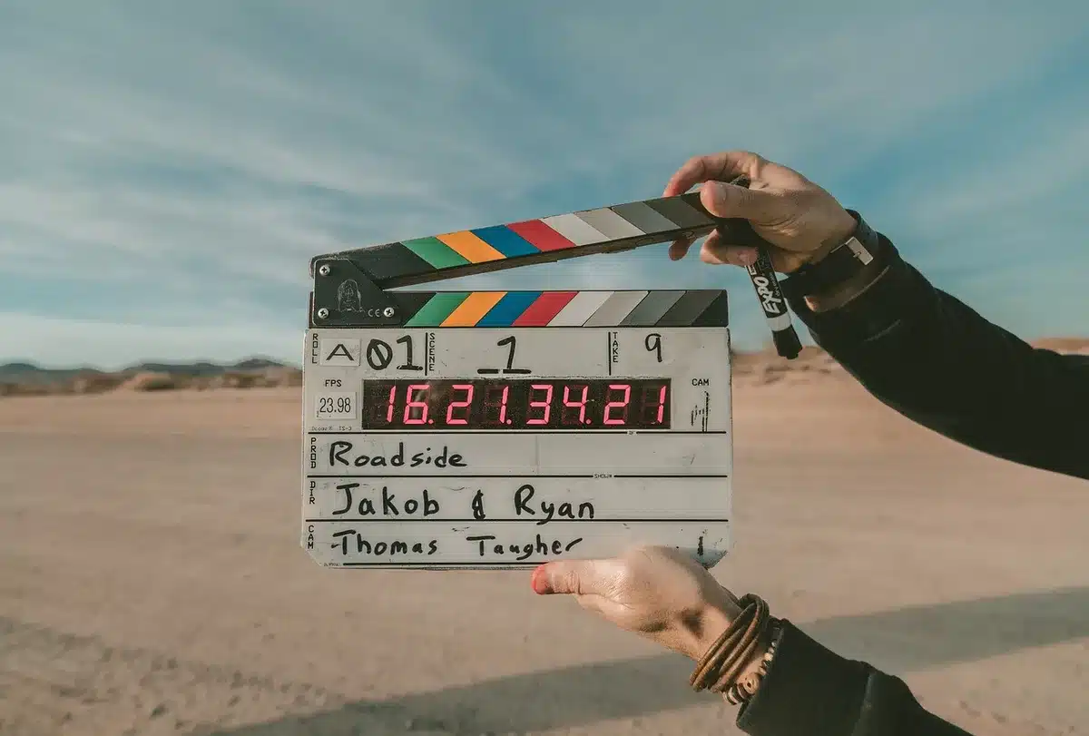 Regista sul set che osserva una scena durante le prove