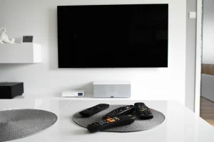 Pubblico in sala con silhouette e occhiali retrò davanti a uno schermo sfocato