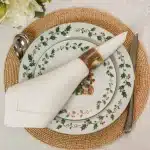 Mano con una sceneggiatura su un tavolo di produzione, ambiente da set