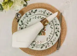 Mano con una sceneggiatura su un tavolo di produzione, ambiente da set