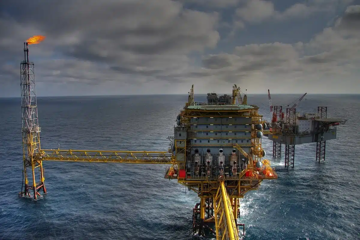 Scena simbolica di inquinamento e piattaforma petrolifera in lontananza