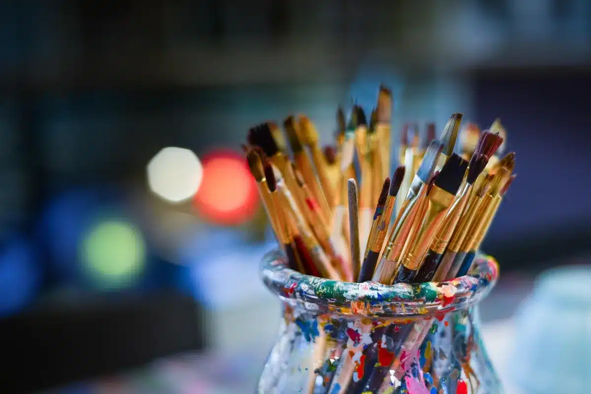 Interno di uno studio d'artista con tele e ritratti appoggiati