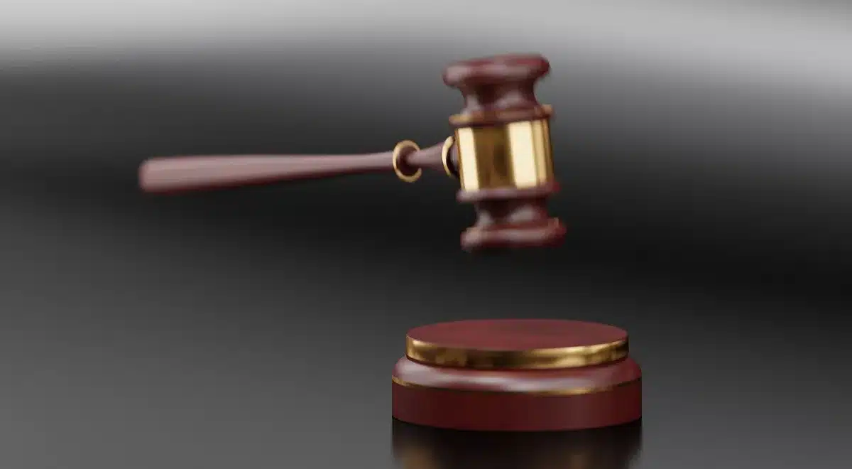 Martelletto da giudice e libri di diritto sul copyright in tribunale