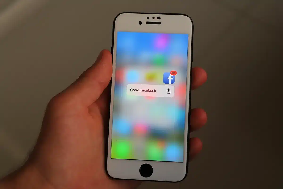 Fan che reagiscono sui social con telefoni e commenti