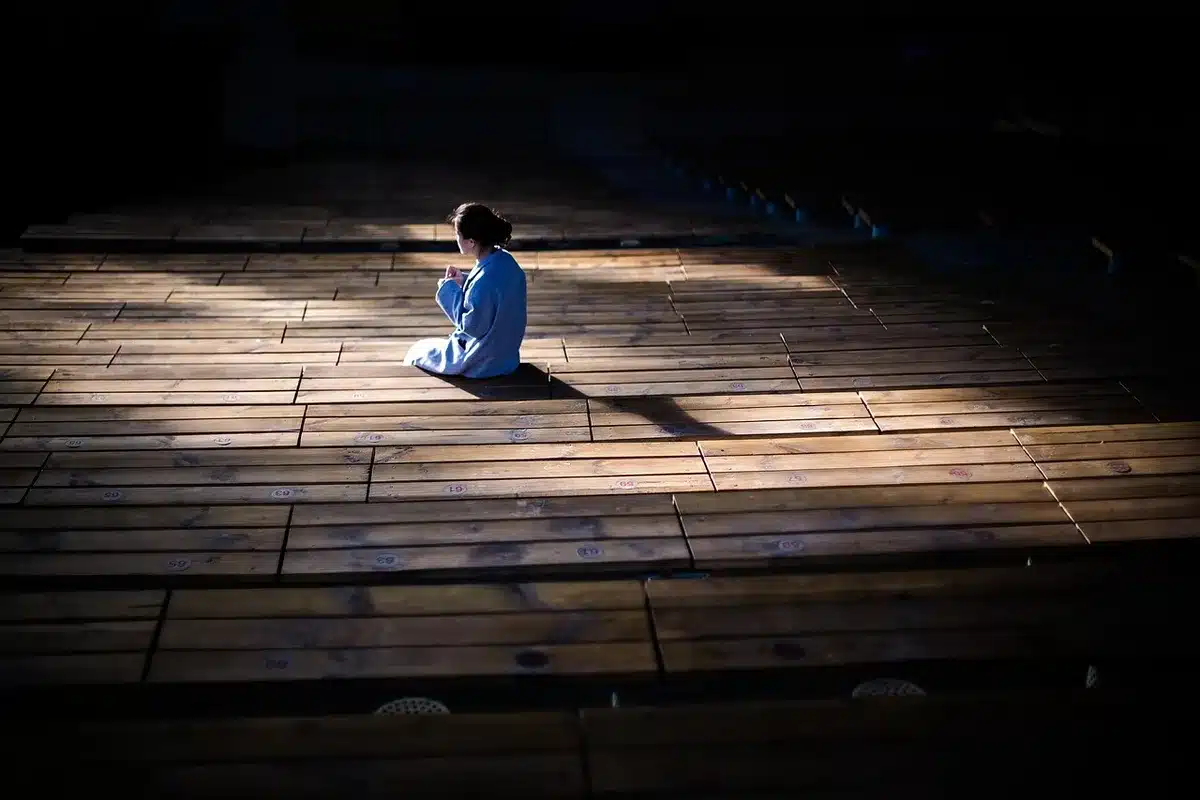 Prove teatrali sul palco con due performer anonimi