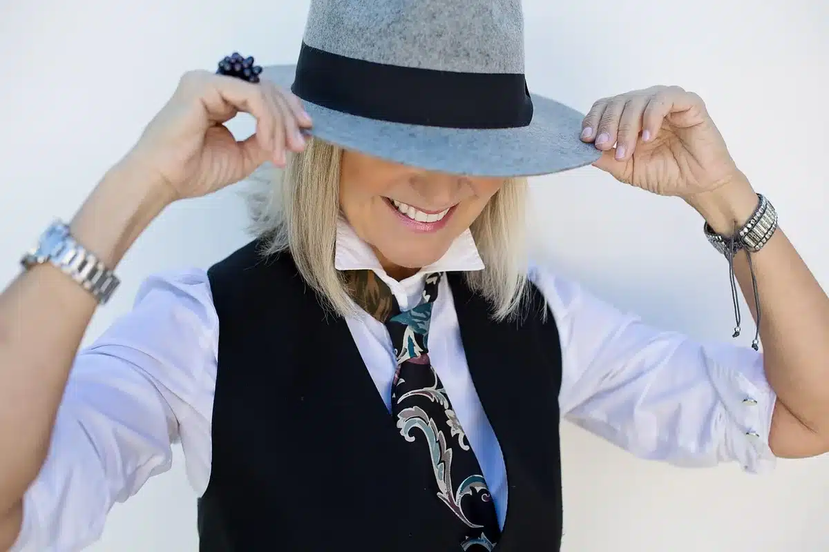 Dettaglio di un outfit stage e accessori indossati da un artista