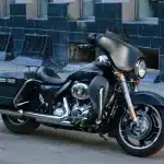 Silhouette di una motocicletta in fiamme su un'autostrada notturna, atmosfera potente