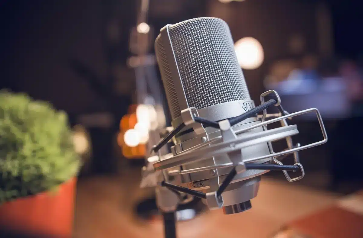 Microfono in studio con luci calde che evoca registrazioni e arrangiamenti
