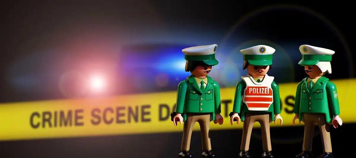 Investigatori al lavoro in un'abitazione durante rilievi