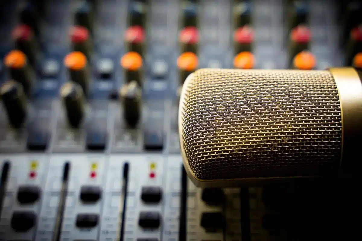 Sala di registrazione con sintetizzatori e console, simbolo di sonorità pop ed elettronica