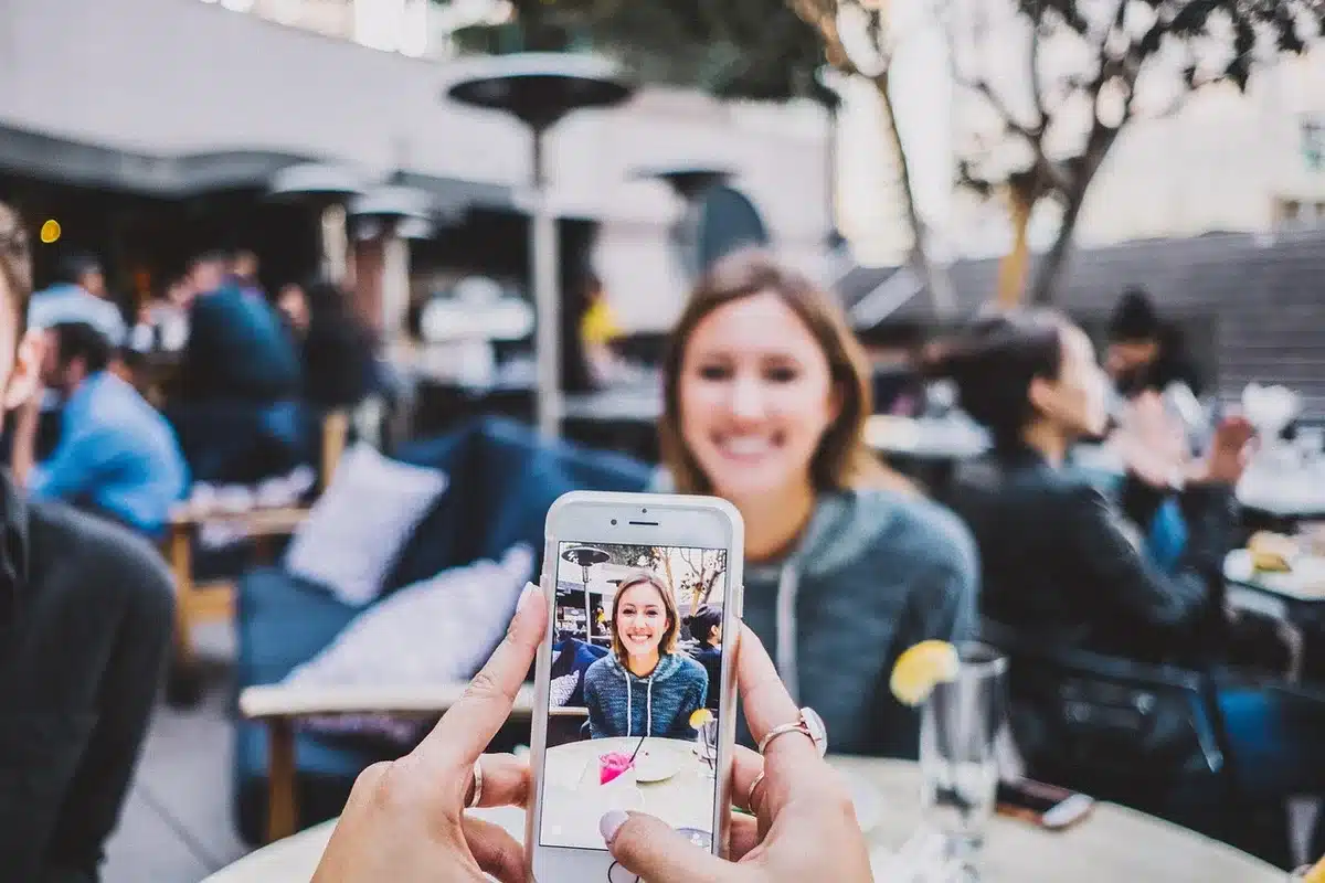 Persona che ispeziona i bordi del display di uno smartphone