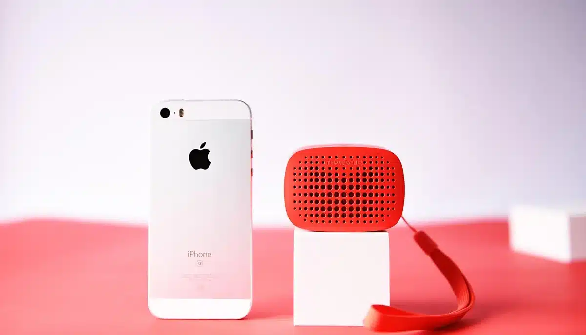Speaker compatto in mano che mostra le dimensioni ridotte