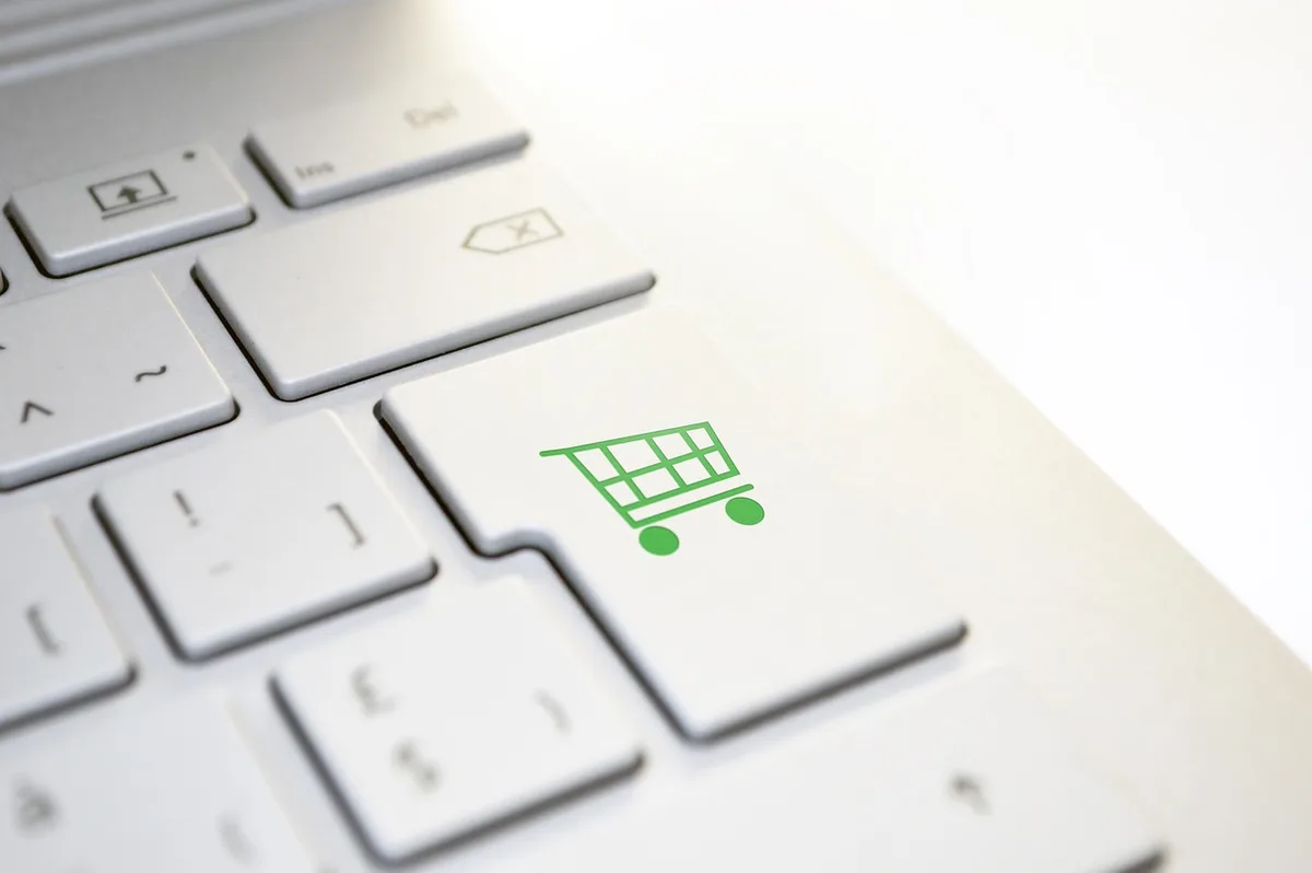 Schermo che mostra la pagina prodotto Amazon con prezzo aggiornato