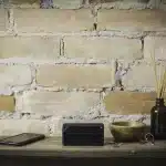 Piccola cassa Bluetooth su tavolo da picnic con moschettone, scena quotidiana all'aperto