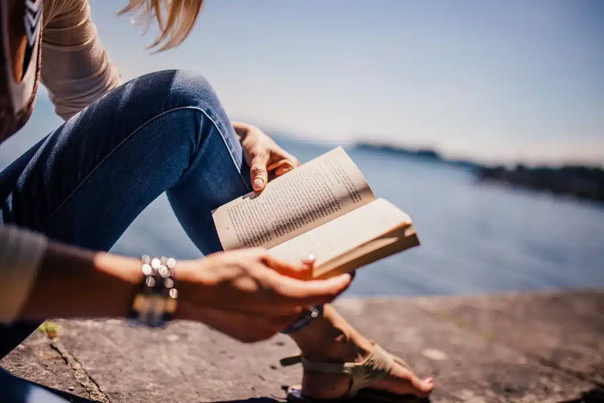Adolescenti che sfogliano libri su un comodino illuminato