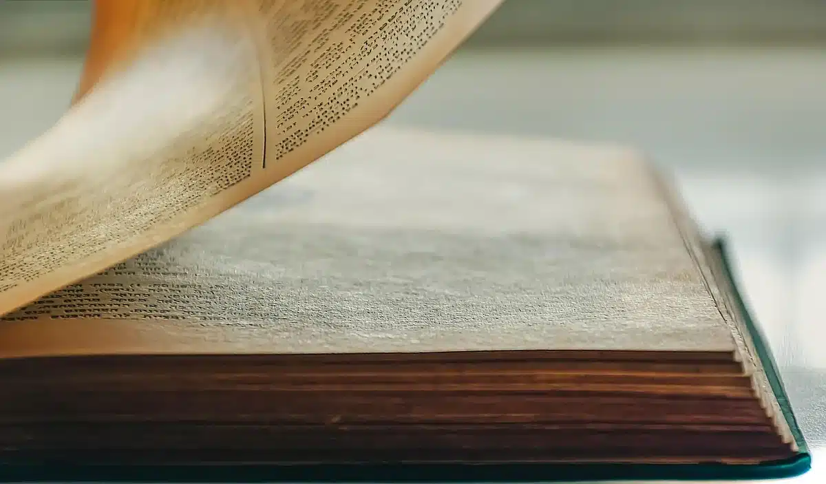 Manoscritti e libri che evocano una voce autoriale controversa