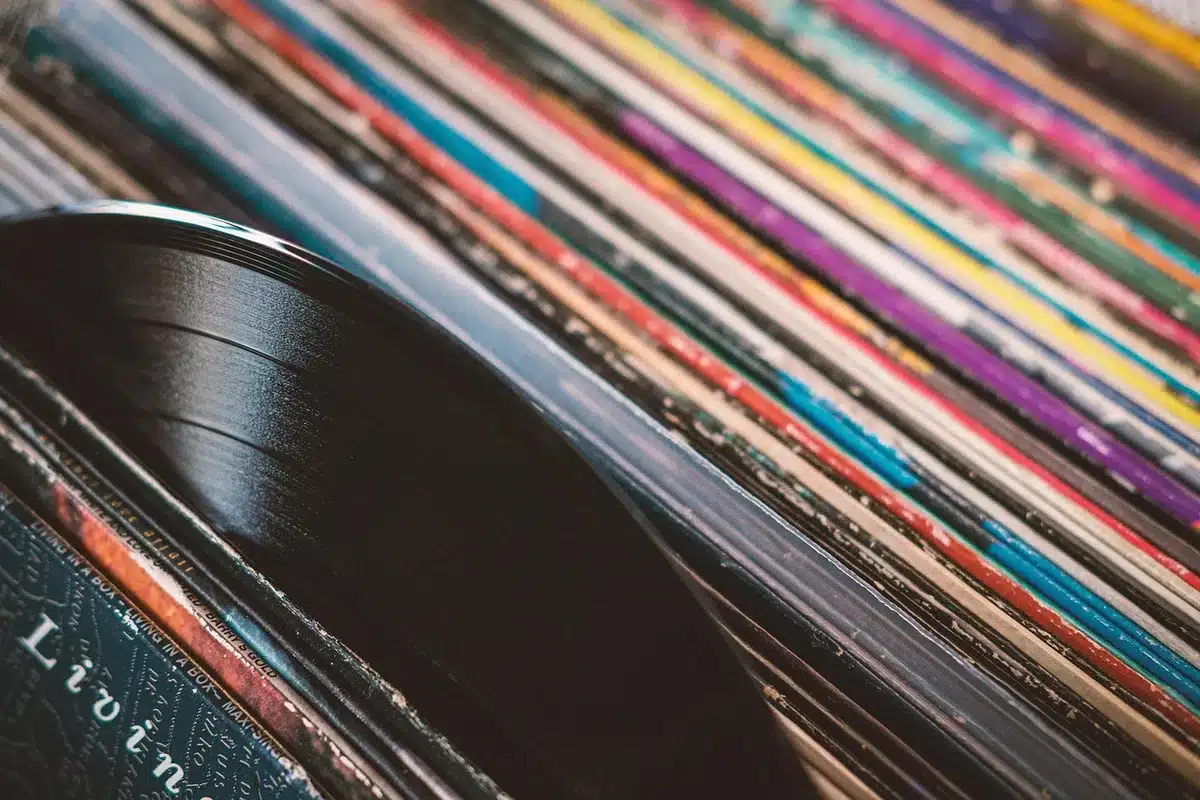 Scatole di cassette audio archiviate su uno scaffale