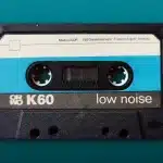 Cassette audio e registratore analogico su un tavolo, luce naturale