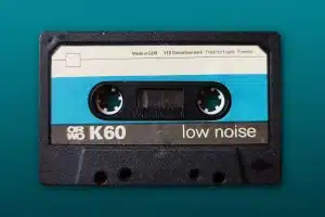 Cassette audio e registratore analogico su un tavolo, luce naturale