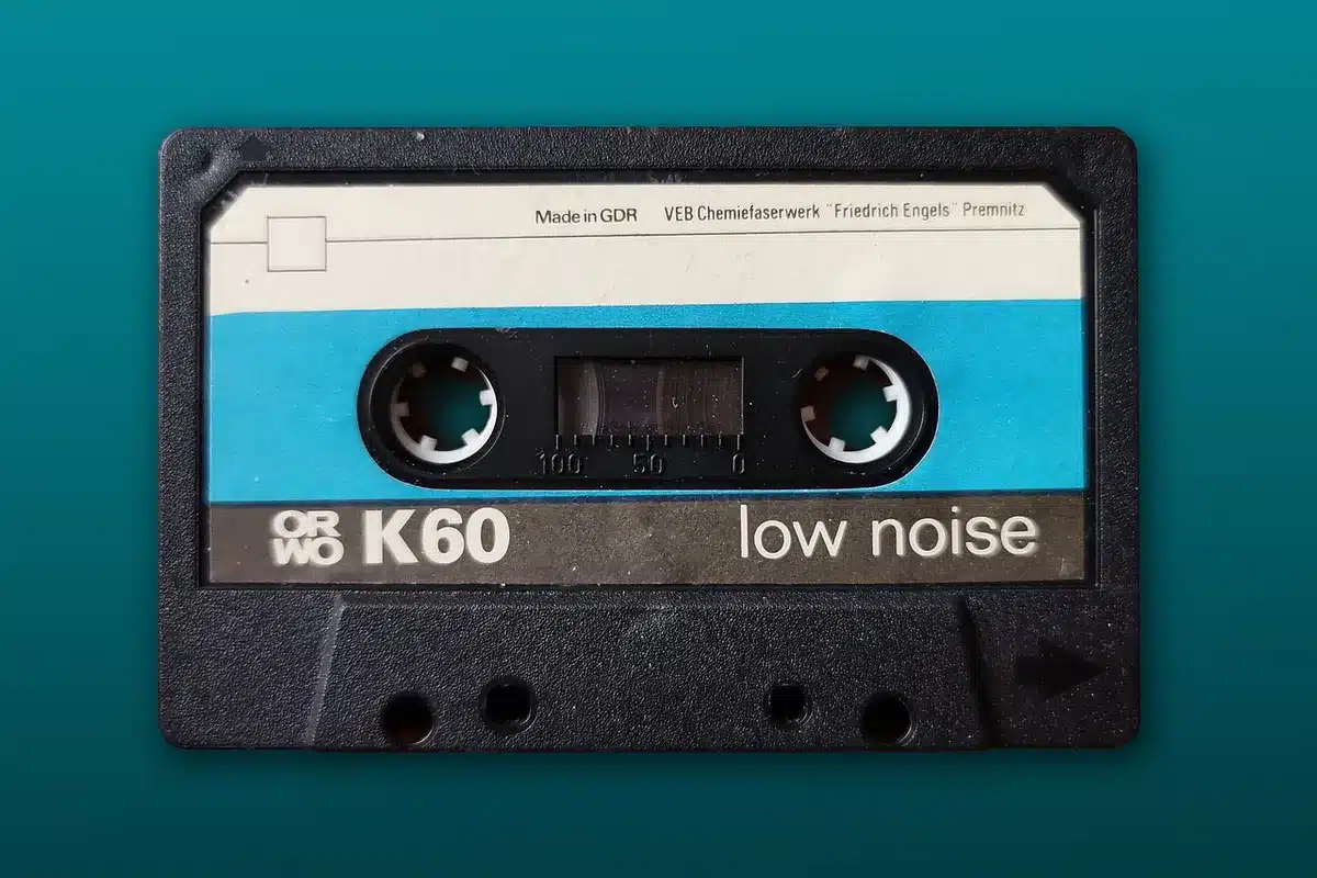 Cassette audio e registratore analogico su un tavolo, luce naturale