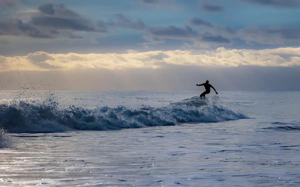 Dettaglio di una tavola da surf con firma tracciata sulla cera