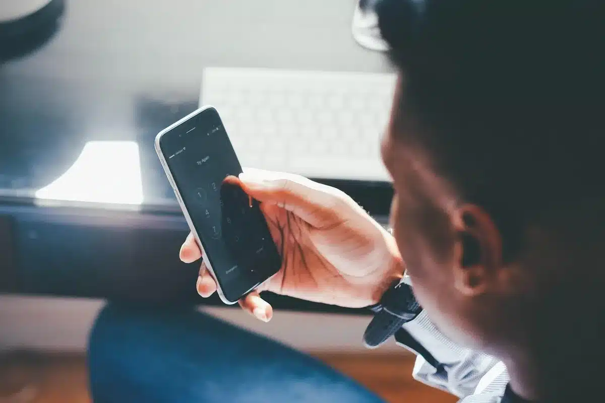 Creator che registrano video TikTok con smartphone