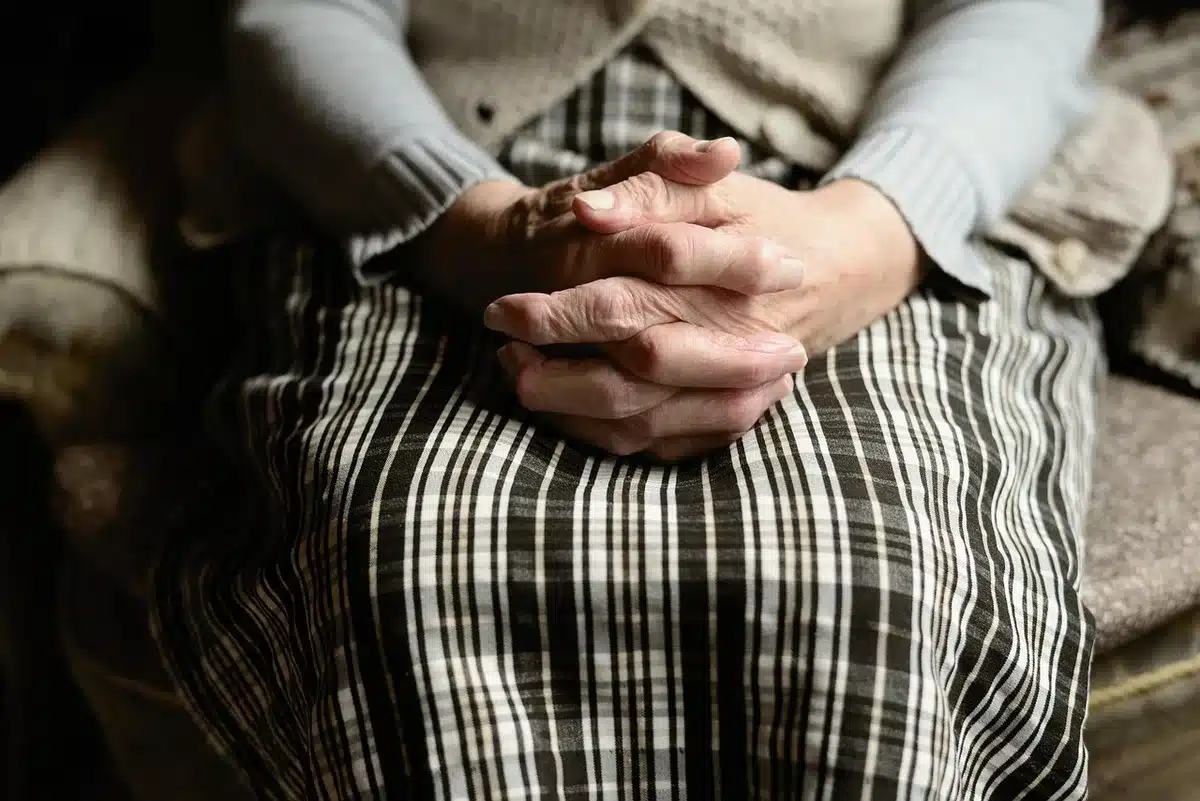 Fotografia familiare sbiadita tenuta in mano, simbolo di memoria personale
