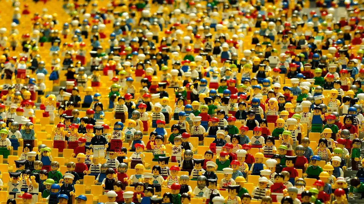Spettatori all'uscita di un cinema durante un weekend di grande affluenza