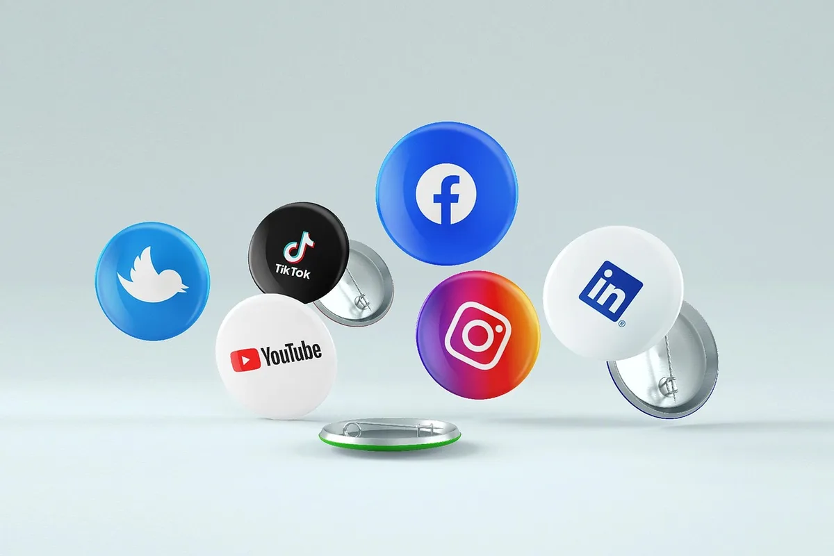 Giovani che guardano trailer su smartphone durante un evento promozionale