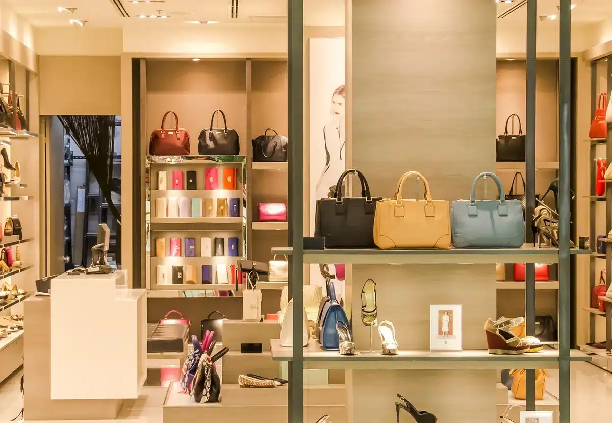 Persone che interagiscono in un pop-up shop di moda