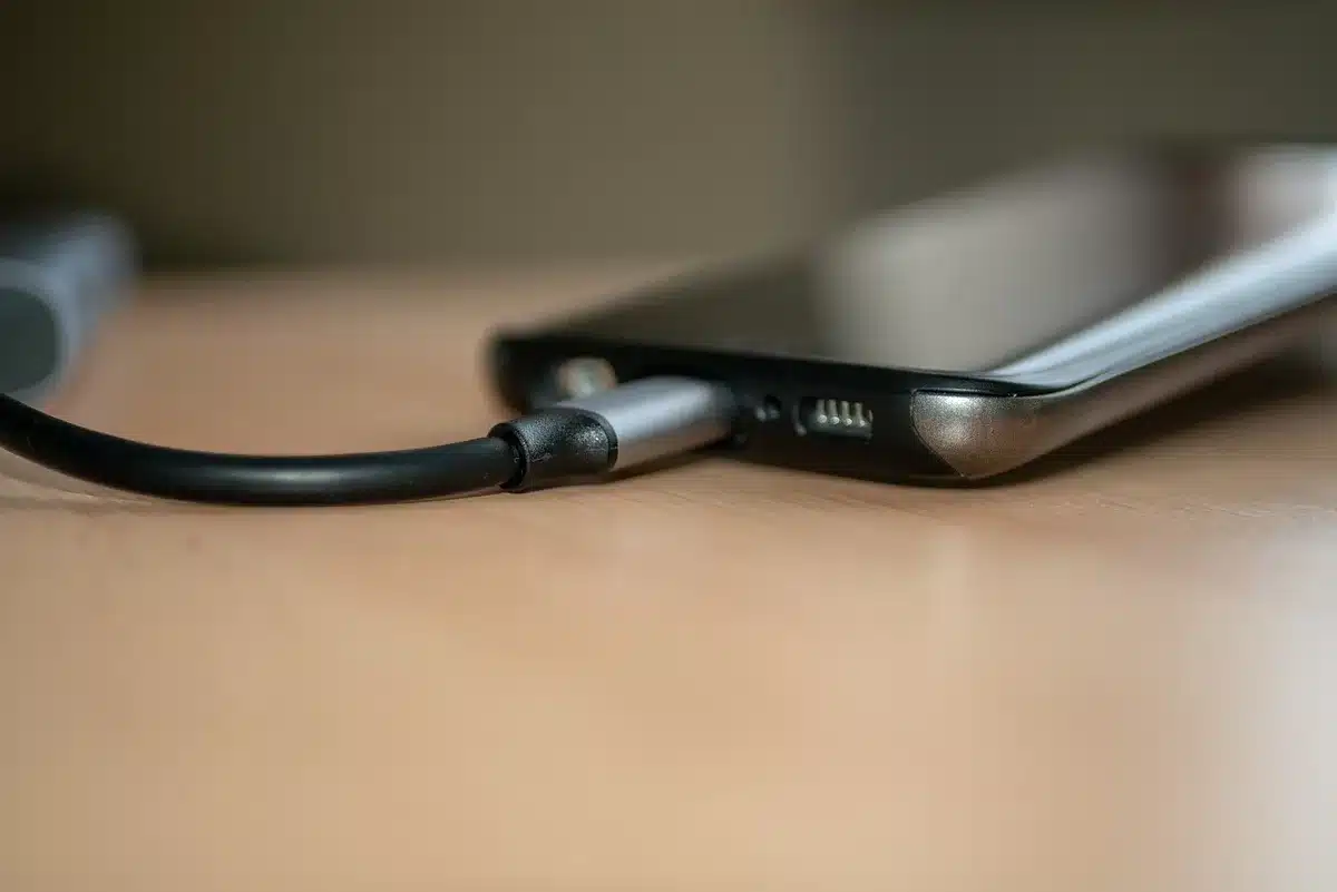 Power bank con porta USB-C e superficie magnetica vista dall'alto
