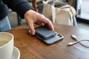 Power bank magnetico 10.000 mAh a meno di 18 euro: offerta lampo