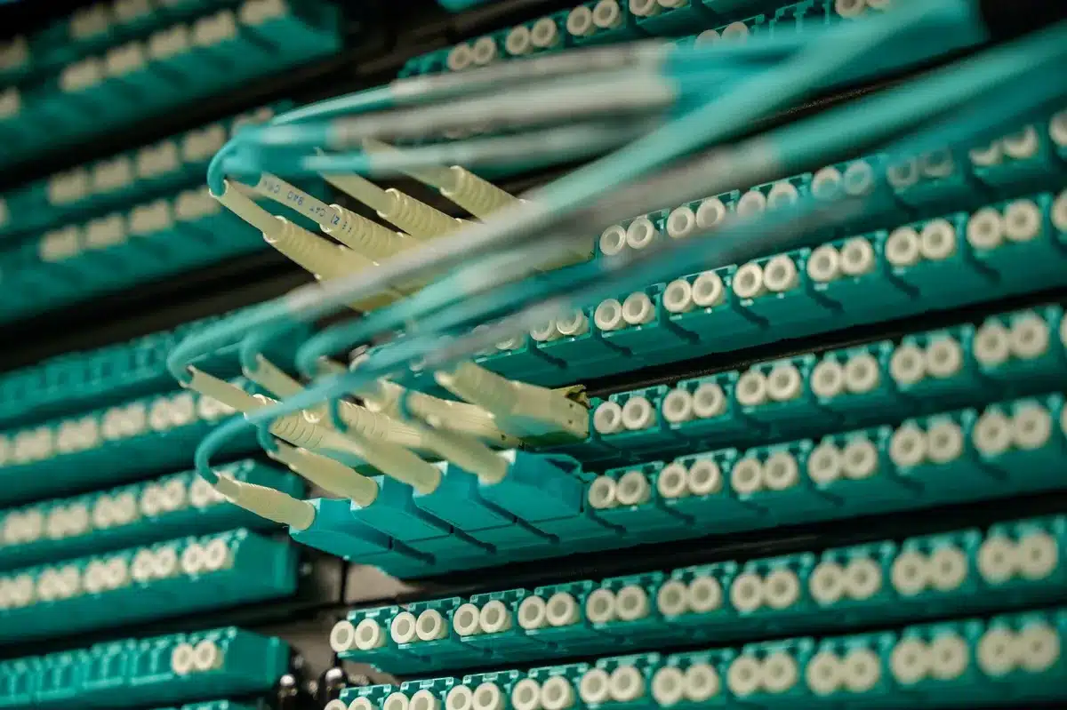 Porte RJ45 e SFP+ di uno switch di rete, viste da vicino