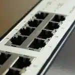 Switch di rete anonimo con cavi Ethernet multi-gig collegati e NAS sullo sfondo