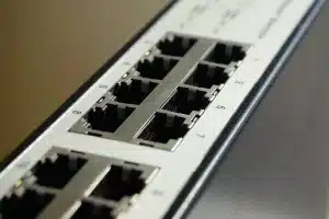 Switch di rete anonimo con cavi Ethernet multi-gig collegati e NAS sullo sfondo