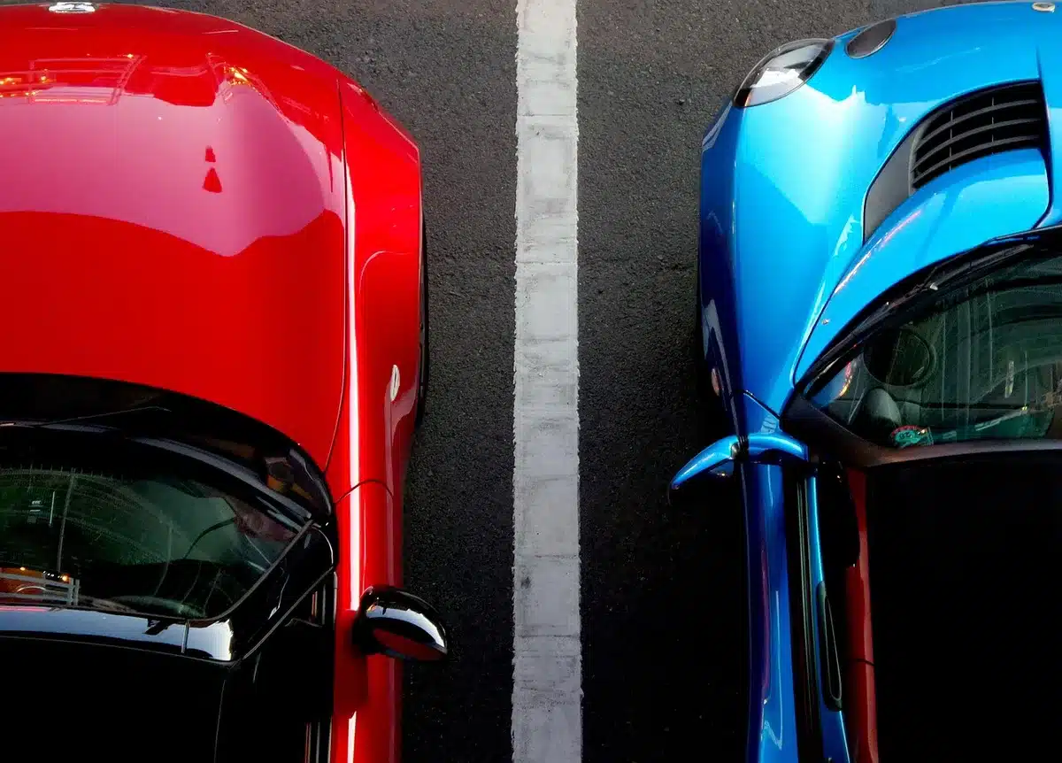Due city car affiancate viste di profilo per confronto tra piattaforme