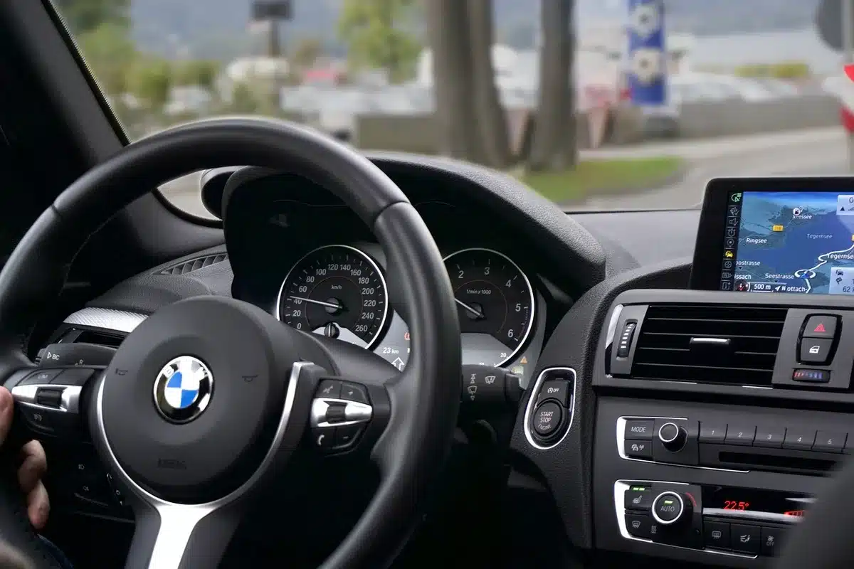 Interni di due auto con rifiniture diverse a confronto