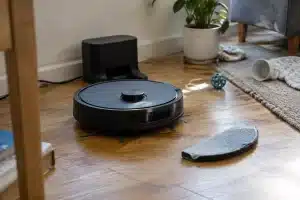 Roborock Saros 20: tre robot in autonomia per aspirare, lavare e gestire casa