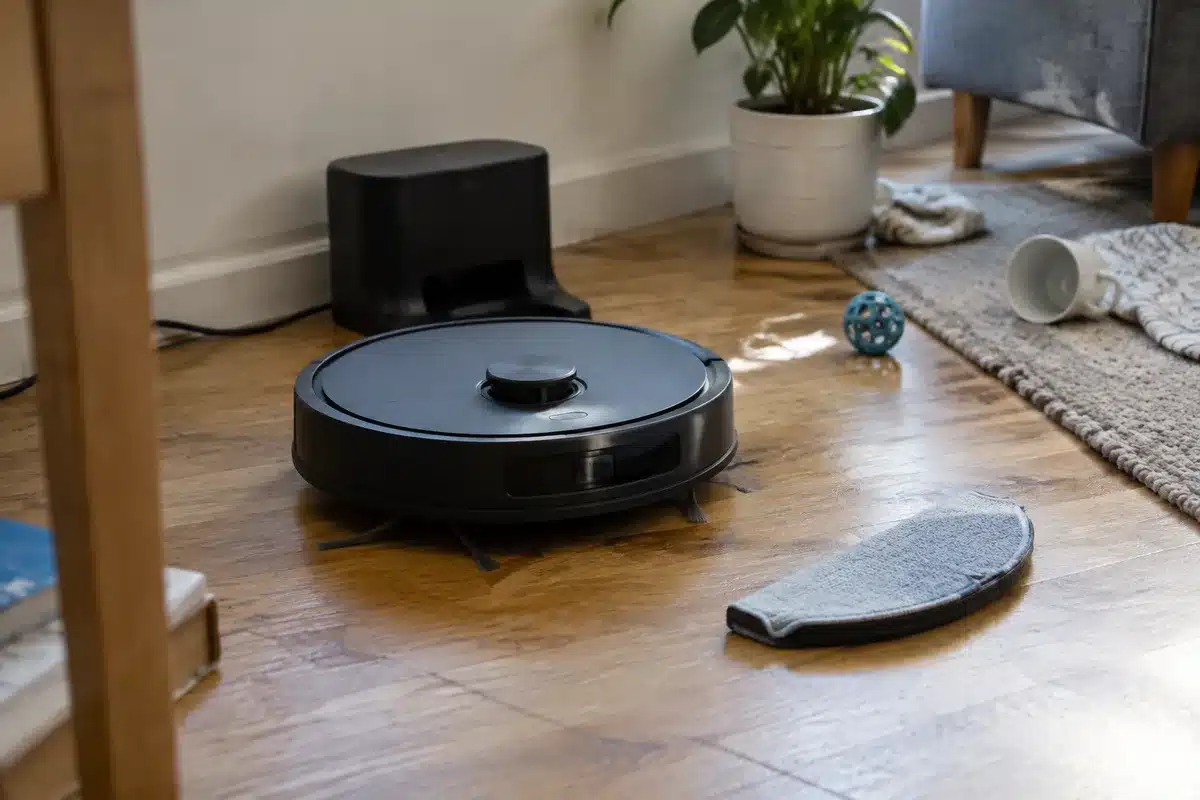 Roborock Saros 20: tre robot in autonomia per aspirare, lavare e gestire casa