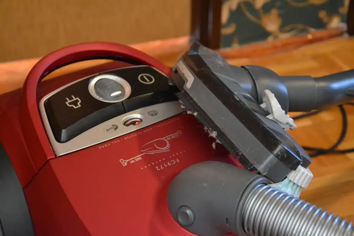 Quattro robot aspirapolvere generici allineati per confronto visivo