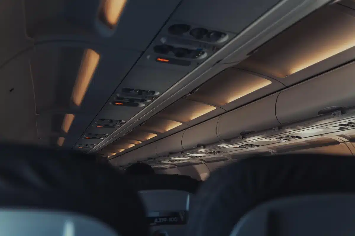 Corridoio di un aereo con assistenti di volo in azione